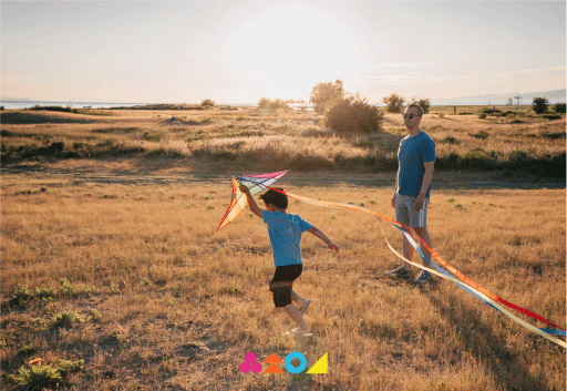Padre e hijo disfrutando del paisaje en parcelas Marina del Arrayán, con un atardecer junto al mar.