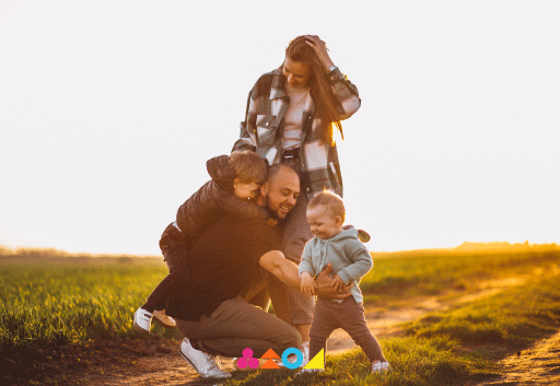 Familia disfrutando de un momento al aire libre en Marina del Arrayán al atardecer.