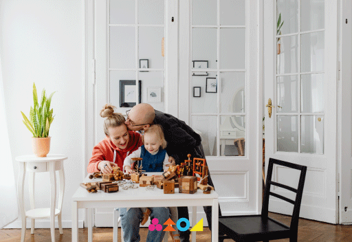 Familia jugando en un departamento en venta en Villa Alemana