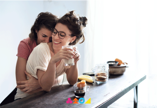 Pareja compartiendo un momento en su departamento en venta en Villa Alemana