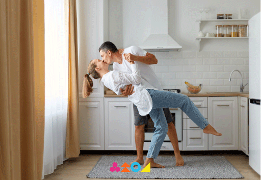 Pareja feliz disfrutando de su nuevo departamento en Villa Alemana